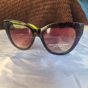 NEW MARTHA STEWART SUNGLASSES  100% UV Absorptive